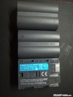 出佳能50D数码相机的电池手柄和三个原装电池 - 桂林28生活网 www.28life.com