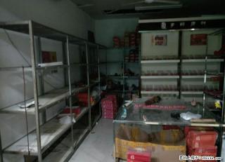 瓦窑批发城卖鞋子的门面倒闭鞋柜展示柜角钢货架子鞋子全部处理 - 桂林28生活网 www.28life.com