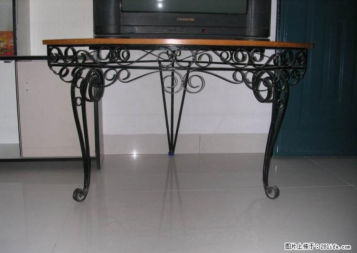 优美铁艺角几，台面呈正圆弧直角三角形，高0.62米直角边0.78米 - 各类家具 - 居家生活 - 桂林分类信息 - 桂林28生活网 www.28life.com
