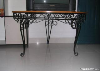 优美铁艺角几，台面呈正圆弧直角三角形，高0.62米直角边0.78米 - 桂林28生活网 www.28life.com