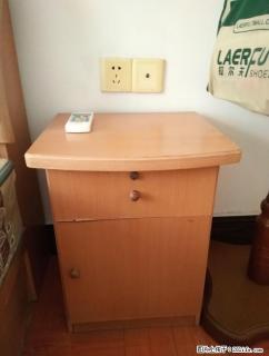 低价转让七成新木质床头柜 - 桂林28生活网 www.28life.com
