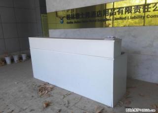 白色吧台（收银台）处理，长2.4米，宽0.6米，高1.1米，另有小型会议桌一张，150元处理 - 桂林28生活网 www.28life.com