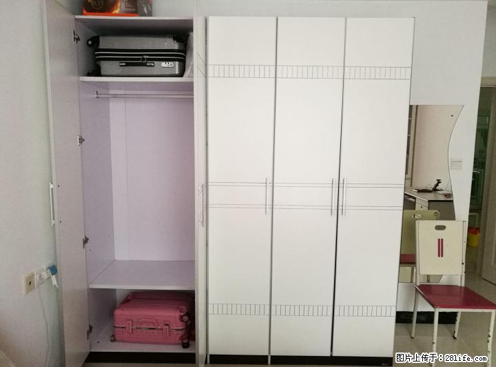 五门大衣柜。八成新。可议价。自取 - 各类家具 - 居家生活 - 桂林分类信息 - 桂林28生活网 www.28life.com