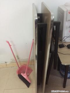 有几张桌子，办公室里面没有地方放了，需要的拿走 - 桂林28生活网 www.28life.com