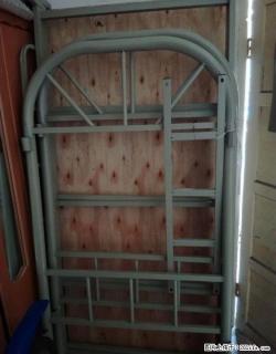 一副双层铁架床，很新，配套床板，需要的拿去 - 桂林28生活网 www.28life.com