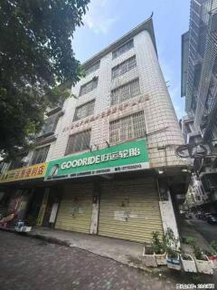 八里一路整栋当大街的房子，整栋5层半，占地98平，建面575平，一楼双门面，售价：168万