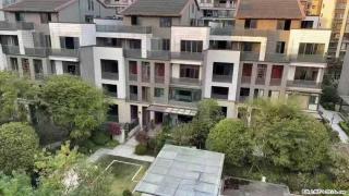 国奥城 ，总价130万，买到上下三层带露台的叠墅，总实用面积500平方，房东直亏100多万，纯捡漏