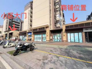 漓东新城小区大门口商铺出租，开间大,户型方正，55平米，1800元/月