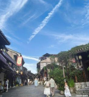 老去的时光中，怀揣着一颗不老的心，忘记年龄活出自我，活出属于自己的精彩，心若年轻，岁月不老！
