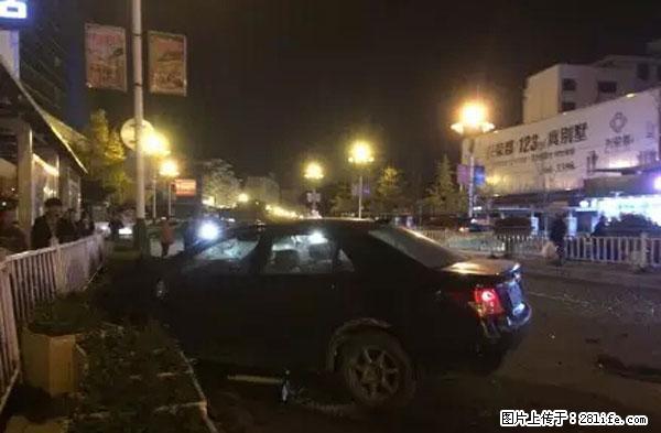 桂林中心广场突发惨烈车祸!10多米护栏被连根剪断,一片狼藉 - 桂林生活资讯 - 桂林28生活网 www.28life.com